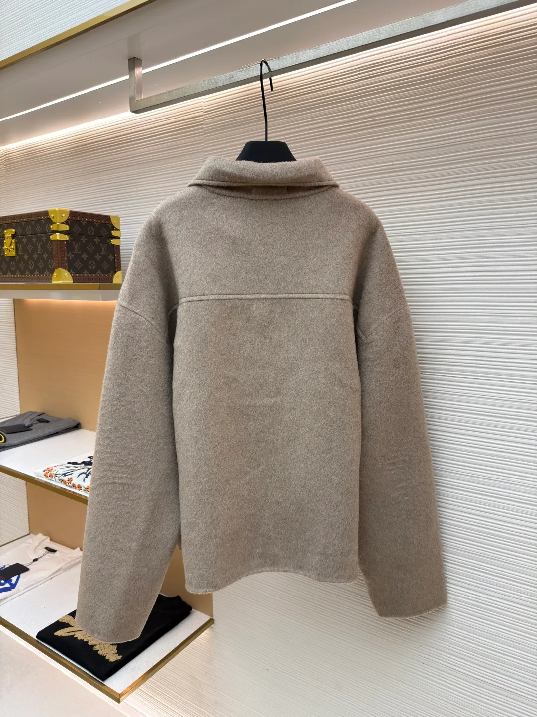 Acne Studios Lapel Zipper Drop Shoulder Long Sleeve Wool Jacket ●Original version: Purchased and developed by 10006 ●Item number: 1681819-C85 ●Fabric: wool fabric ●Technology: Made on positioning cutting machine ●Color: Oatmeal ●Version: Fitted version ●Weight: about 1180 grams ●Size: 46-48-50 ●Description: Made of high-density wool blended fabric, treated with double-sided worsted spinning process, it feels soft and waxy and has good drape. The body adopts a hidden zipper + lapel design, with a neat neckline; the pockets on both sides have a welt structure and are decorated with buttons of the same color, with exquisite details. The overall shape is slightly loose, the hem is naturally curved, and the edges are reinforced with overlocking technology, which not only retains the soft texture of the fabric, but also improves the durability, and combines simple style with advanced craftsmanship. The overall wiring is straight and delicate, the fabric is comfortable and soft, and the color is consistent without color difference. It can be matched with the same style to create a fashionable look and control various occasions. Customized accessories, complete with three standards, same style for men and women!
